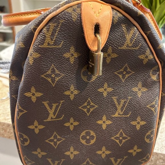 Louis Vuitton speedy 30 (fits a lot of stuff ) looks good casual or dress up - Picture 3 of 6